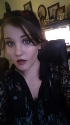 Professional makeup artist and proud country woman. Love my makeup, husband and my hounds.  I ain't just whistlin dixie ♥