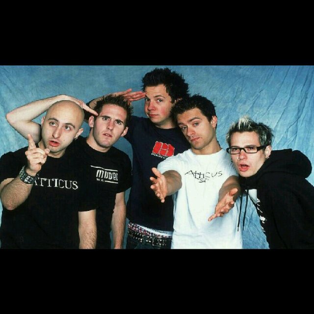 No hay nada más hermoso que una sonrisa de verdad que ha luchado a través de las lágrimas. ll  @simpleplan changed my life. ♡