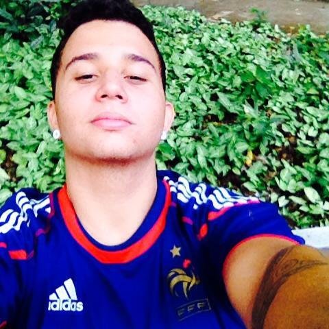 meu nome e thiago moro em sete lagoas ,  pratico lutas sou percurssionista ainda nao profissional  e pretendo seguir carreira de musico.
