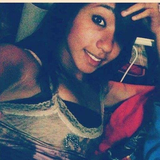 Gosto de coisas simples, não precisam ser perfeitas, quero ser feliz, viver bem, onde alguém que me ame eu ame também.