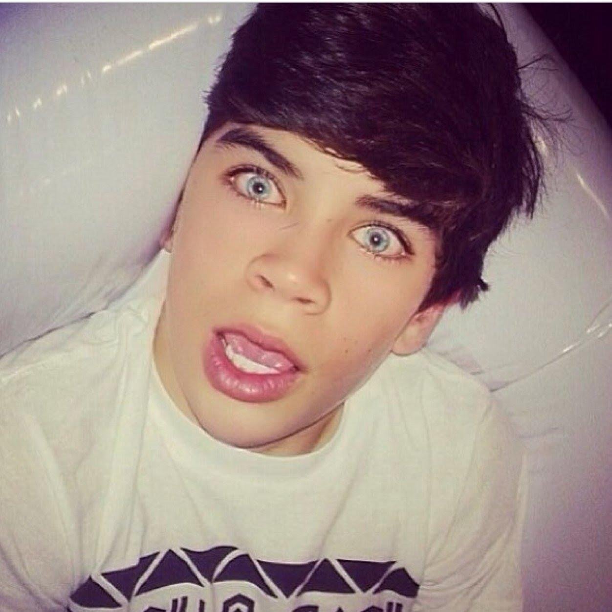 Hayes♥Hayes♥Hayes♥Hayes♥ FOLLOW