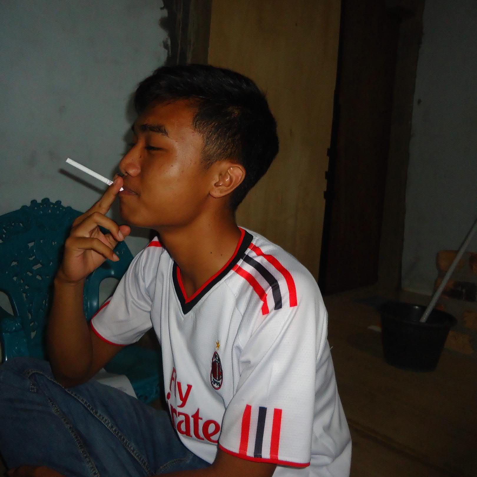 Hati bersedih, tapi bibir tetap tersenyum.
 I'm strong! :')