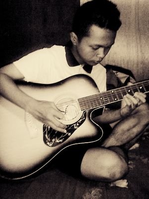 cinta serupa tulang:apapun ukurannya,dia tetap di tempatnya,setia,terasa,dan menguatkan,meski tak tampak mata.I think i wanna marry you♥ fix u ViliaAndriani'09