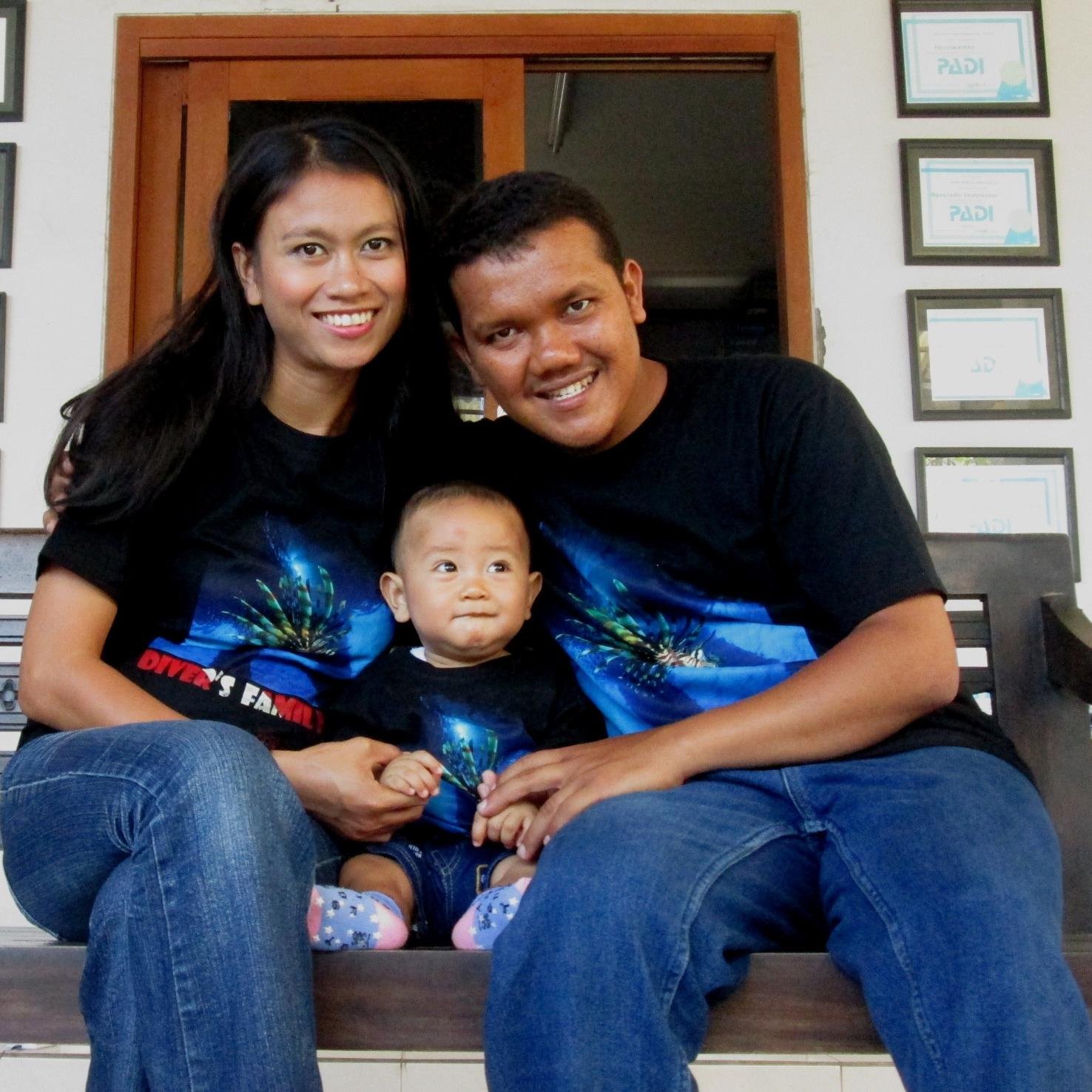 I'm a Dive Master,, Let's dive with me under the Water of BALI- Indonesia.

Let's make our bubbles and shoot some nice Photos...