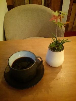 西荻窪の北口。花と緑に囲まれた山小屋風の店内で珈琲を飲みながら「ほっ」とした時間をお過ごしください。植物&お庭の相談もできます！
