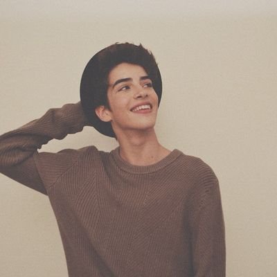 15 primaveras. Lo importante es que la música suene más alto que los problemas. @ManuRiosFdez follows me •|31.12.13|•