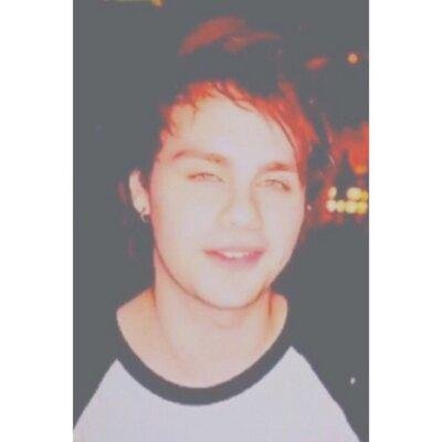 PLEASE FOLLOW @5SOS_VINEDITS =)