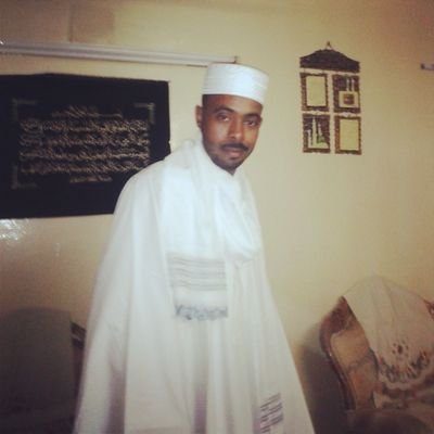 انا الأبيض اذا غيري تلون 
انا العاقل اذا وقتي تجنن
وانا المجنون وعاجبني جنوني