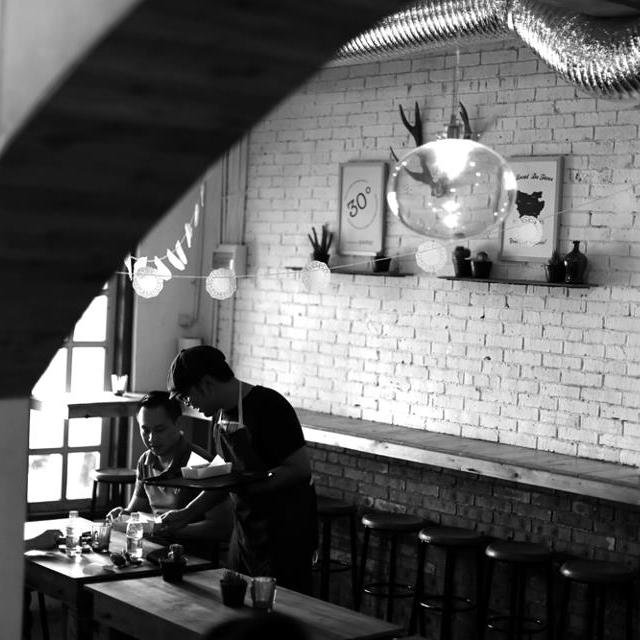 Hanya Cafe kecil yg berlumuran pelanggan yg tak pernah sepi karna dengan menu susu murni dan cita rasa yg kami sediakan. -AzzamRexy
