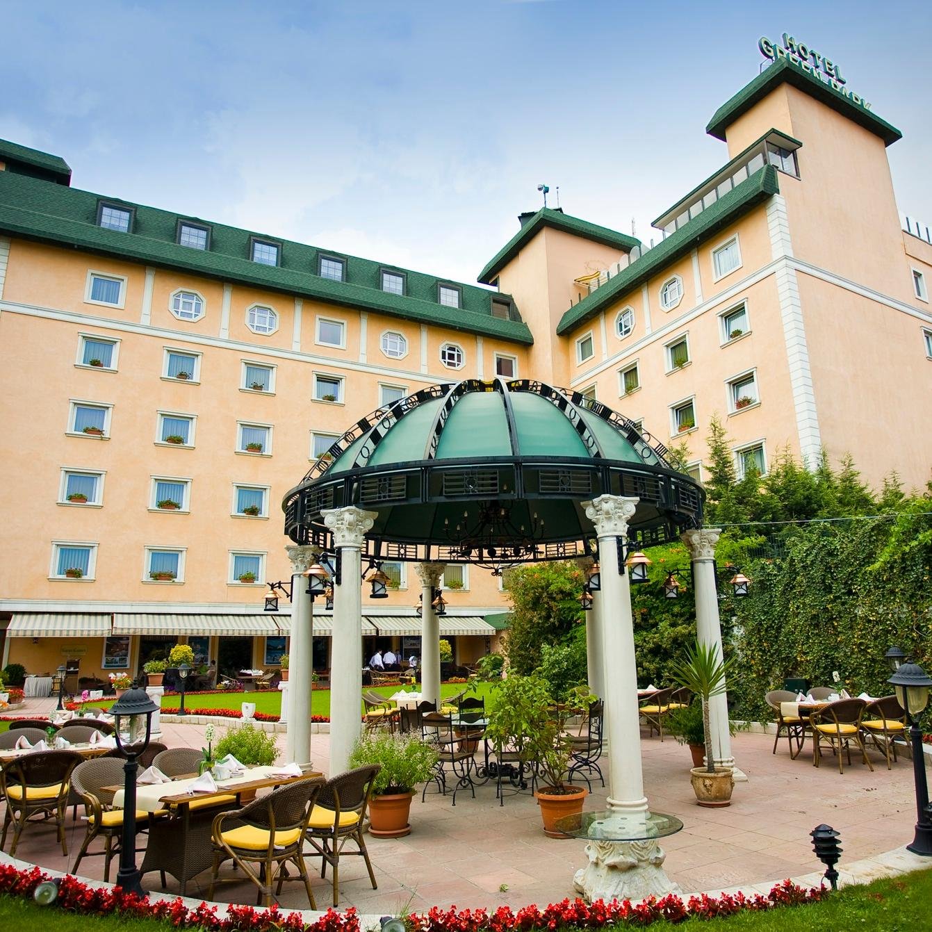 The Greenpark Hotel Merter, 165 odası, geniş toplantı salonları, SPA & Fitness Merkezi ile beklentilerinizi en üst seviyede karşılıyor.