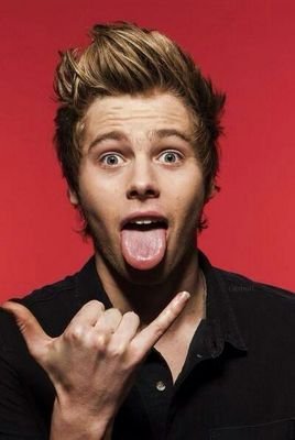 I LOVE PIZZA AND 5SOS I really love you Luke  «Ash you are favolus» Mike you're my unicorn !! And Calum yuo are perfect ♡