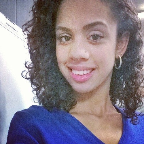 Morena, 20 anos, Curitibana, Taurina , Estudante de Enfermagem, apaixonada por Cachos
