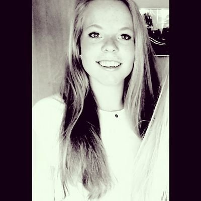 Ik hou van mijn vriendinnen, shoppen, voetbal, famillie & uitgaan!
