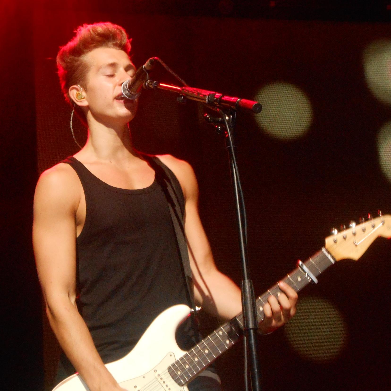 @JoshUJworld and @Joe_Sugg follow me!