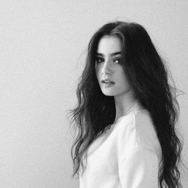 Hola soy ___,tengo 18 años,soy novia de Niall Horan.Amo a mi novio.soy bailarina,modelo,diseñadora,cantante,actriz y empresaria ...Amo a mis #___lovers