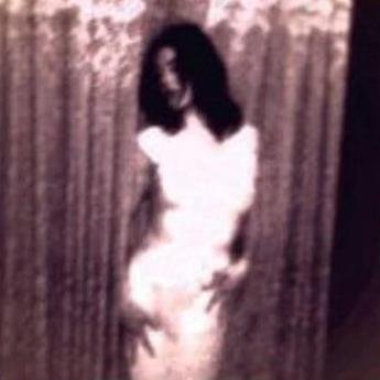 suicidalstarlet's profile picture. Kiedy ją znaleziono- w żółtym podartym prochowcu wyglądała jak żonkil zapatrzony w nieboskłon