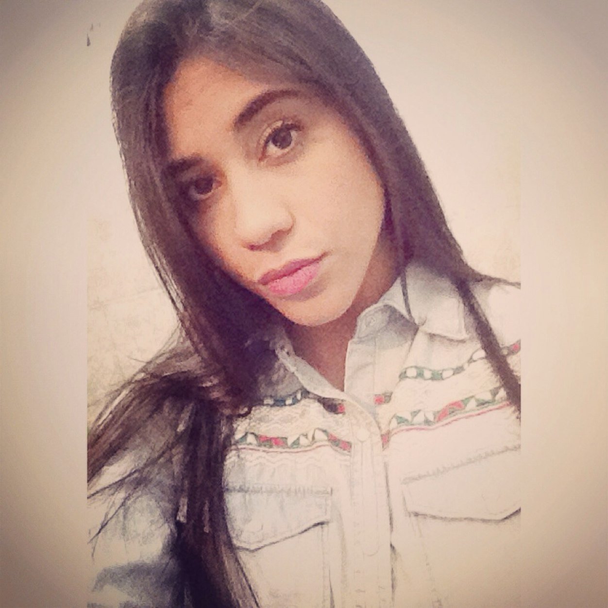 Sou no mínimo uma menina que sonha com um futuro feliz , e no maximo uma mulher que busca esse futuro com garra e não ouse atravessar meu caminho ;] (Yara Grey)