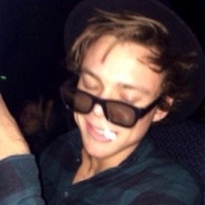 oldshittytshirt's profile picture. #1 harry/ashton/halsey/zach stan