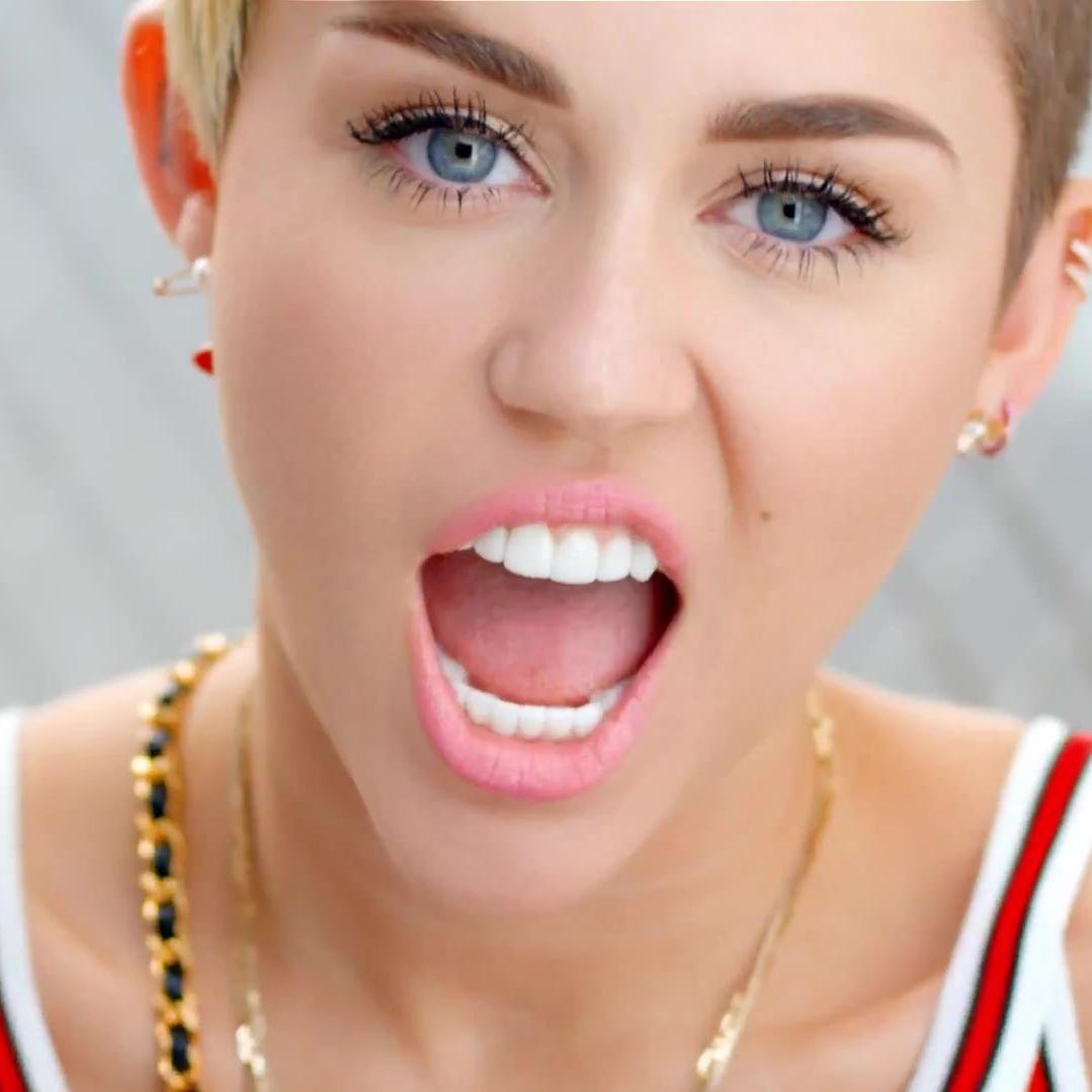 Te dei Um FOLLOW gratis, não siga aqui, siga @ImBoySmiler , voce sabera todas as noticias da Miley Cyrus