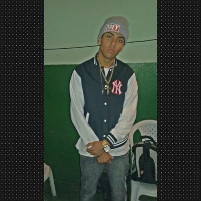 Nao Sou De,Desmonstrar Sentimentos,Maas Sou Cheio Deles.Eu Sofro Em Silêncio,Amo Com O Olhar,E Falo Poor Sorrisos...
