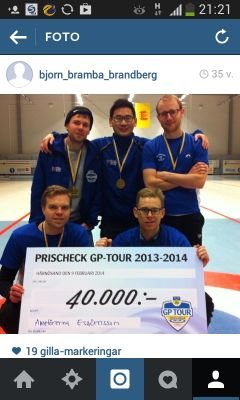 Ett gäng riktiga tomtar som gillar offensiv curling.