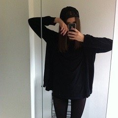 Gli adolescenti tendono ad avere idoli perché in questo mondo che cade a pezzi, loro sono una delle poche cose che rimangono in piedi.