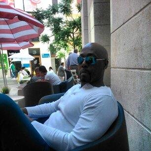 Soy cubano residente en España. Nos dedicamos al diseño de espacios singulares (viviendas, locales, etc...).Tambien diseñamos esculturas y mobiliario.