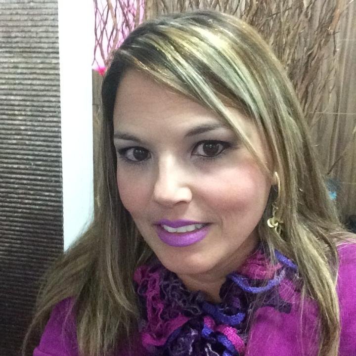 Blogueira, Casada, Aquariana, Feliz, Sincera, Autentica, gosto de tudo relacionado a beleza, sou uma viciada em Esmaltes e Melissas.
