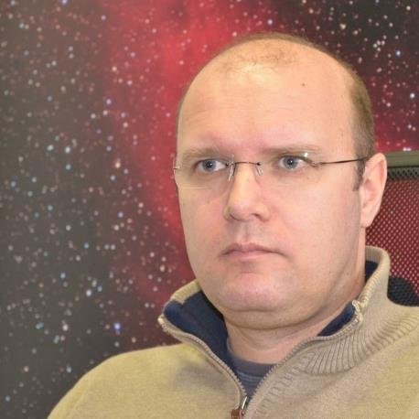 Physics professor, University of Ljubljana. NMR, PER. If u got any Q's, just ask.
Editor: Presek, OMF. 
Not a member of a bomb squad. Like: photography.