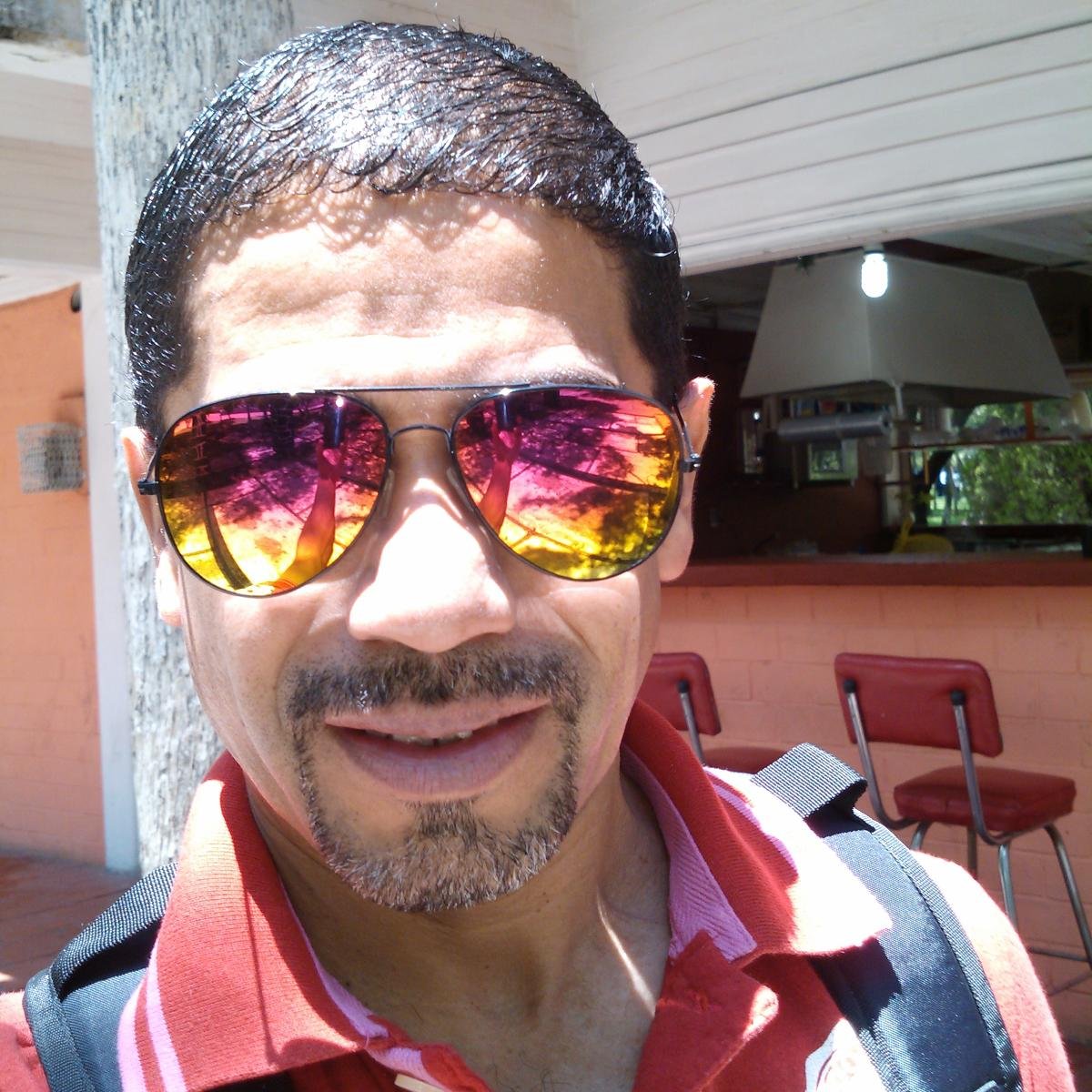 Hay mucho por compartir, la vida es solo un momento, una mano, una sonrisa, una caricia, una palabra, es una, vivela!!