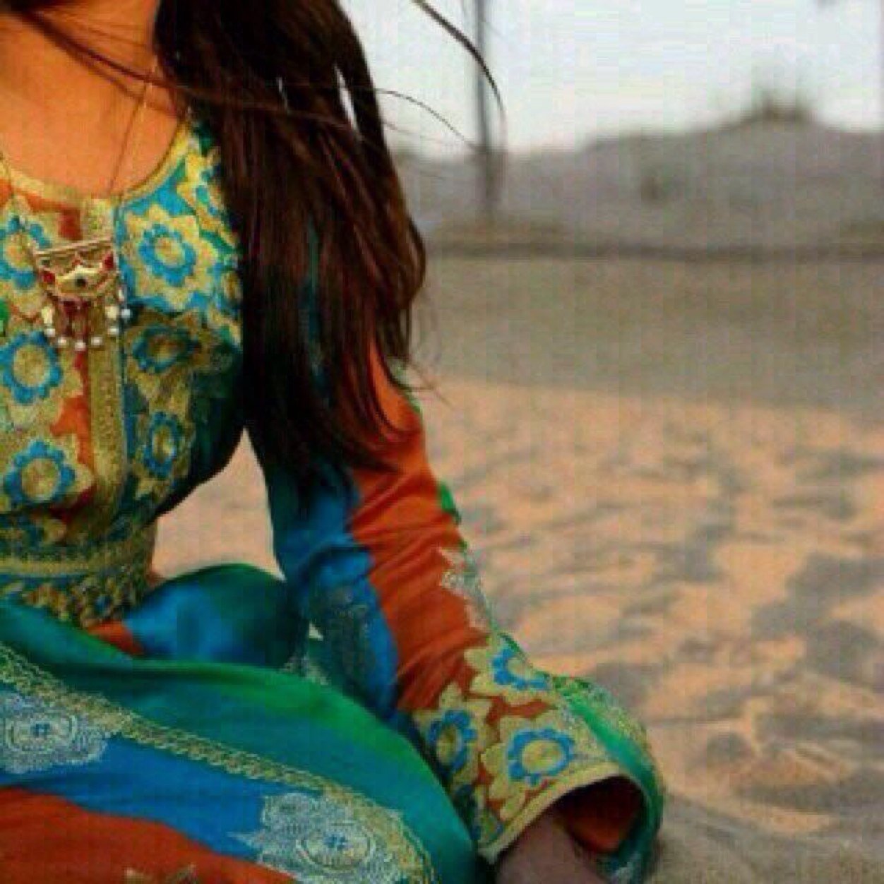 عطني وصل عطني غلآ عطني حنآن وخـذ مـآتبـي منـي ونفـسـي صآفيـھ عطنـي آلمشآعـر كلہـآ ولـكک آلآمآن وقـلبن خـذيتـھ جعـل فيـھ آلعآفيھ ♡