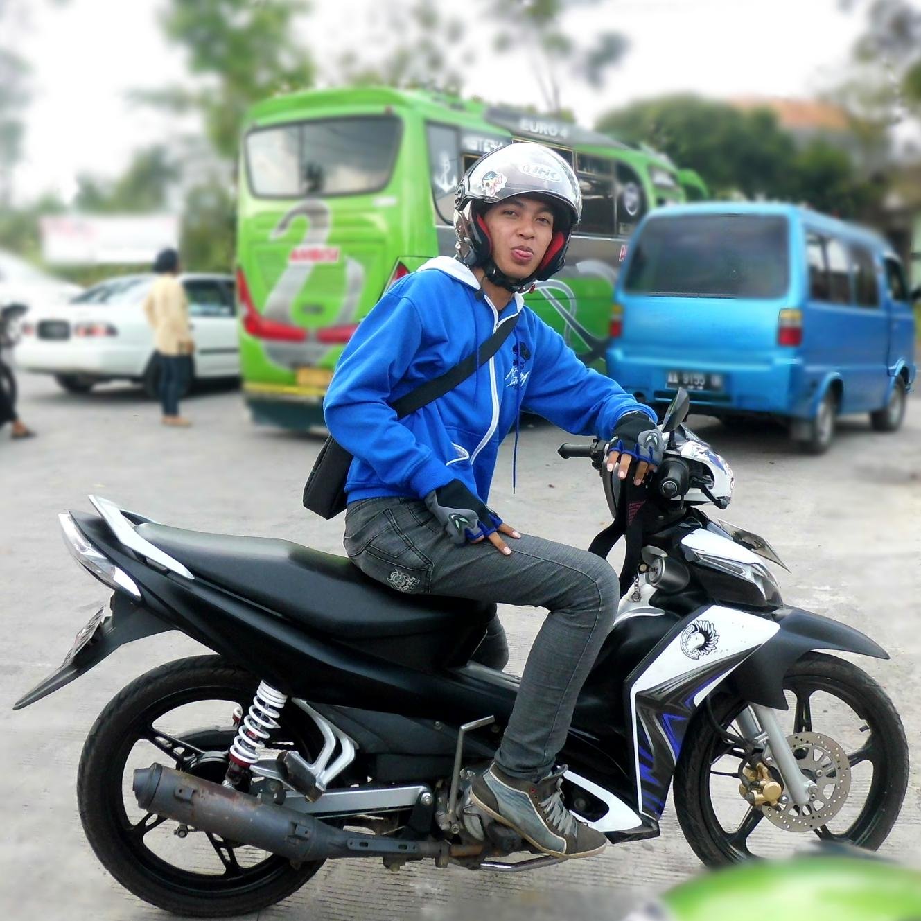 aku adalah alasan kenapa tuhan menciptakan kamu. iya supaya kamu bisa follow aku.