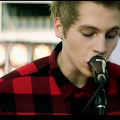 A follow from 5sos is so Out Of My Limit but it's so Unpredictable that I Don't Stop trying bc I Look So Perfect tweeting them
