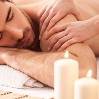 مختص في المساج الاسترخائي على استعداد لتوفير الخدمة 24 ساعة