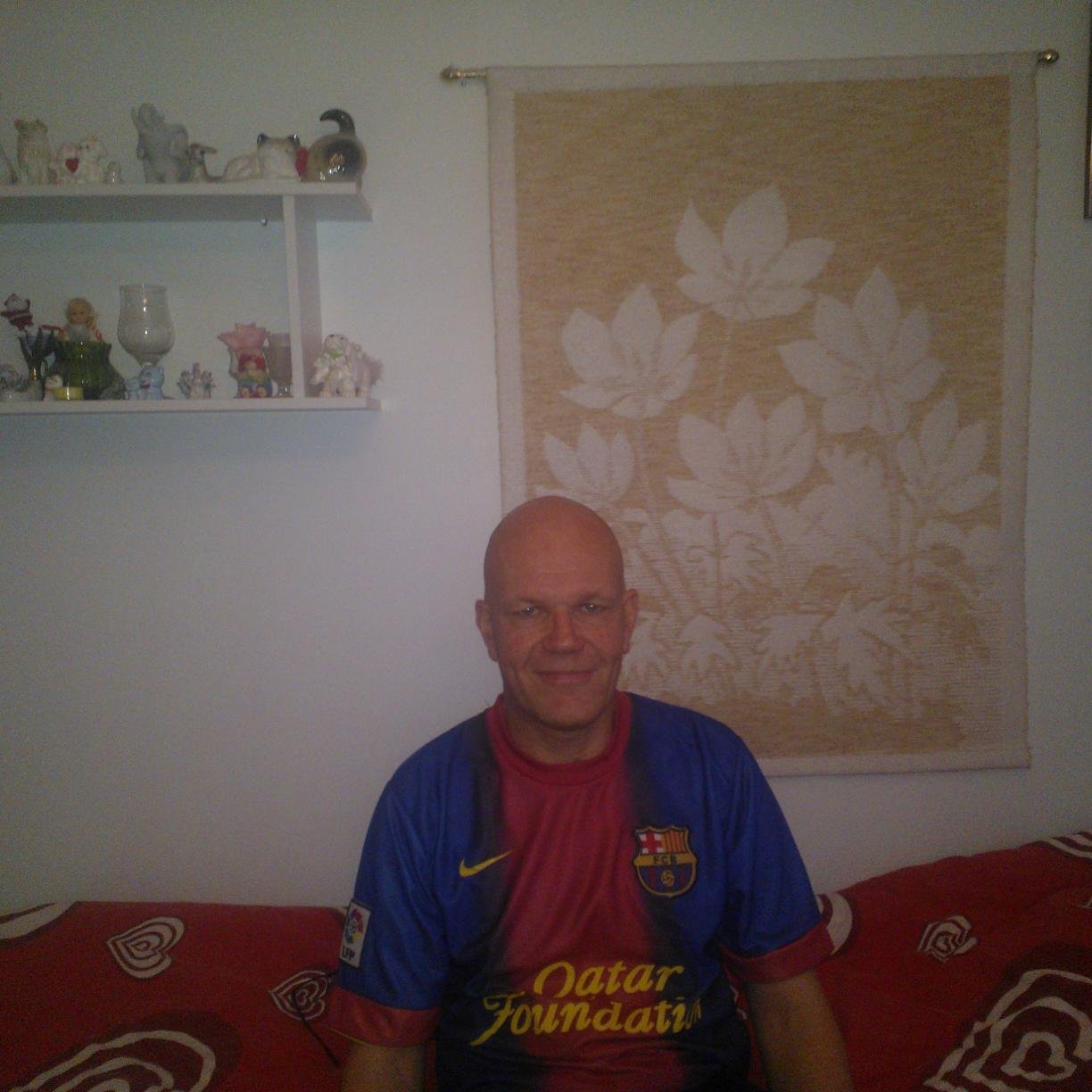 sinipurppura's profile picture. Olen rehellinen ,rento , romanttinen ,huumorintajuinen mies ,harrastan runojen kirjoittelua, kokkailua ,,ulkoilua,lueskelua,hyvät leffat/musiikki sekä urheilu