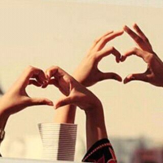 ﺃﻧﺎ ﻟﺴﺖ ﺃﻓﻀﻞ ﻣﻦ ﻏﻴﺮﻱ ﻭﻟﻜﻨﻨﻲ ﺃﻣﺘﻠﻚ ﻗﻨﺎﻋﺔ { ﻗﻮﻳﻪ } ﺗﺠﻌﻠﻨﻲ ﺃﺭﻓﺾ ﻣﻘﺎﺭﻧﺔ ﻧﻔﺴﻲ ﺑﺄﺣﺪ