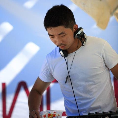 A Club DJ(House,Tribal,Electro) in Taiwan.Nice to meet you,guys~~~