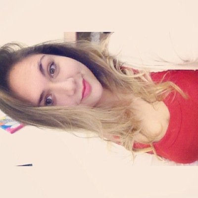Estudante de Artes Visuais, estagiária em uma galeria de arte, cristã, fotógrafa e definitivamente não tenho aquela velha opinião formada sobre tudo.