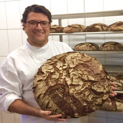 Nací entre harina y azúcar. Apasionado del pan y la pastelería. Profesor Escuela Richemont Suiza. Presidente Club Richemont España Forn Mariu @fornmariu