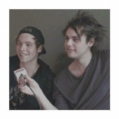 follow @hazelmgc and rt the link in her bio for 5 free follows