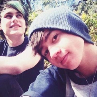 hii beautiful this is a free follow from @larryxmalum, I'm trying to get my goal so plz follow me you deserve 1/5 1/4 ;)