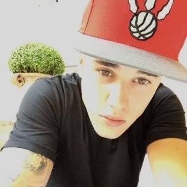 I'm here to make you happy I'm here to see you smile I've been wanting to tell you this For a long while - Justin Bieber
