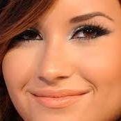 Eu sei como e ter que suportar tudo dando errado,e sorri fingindo que tudo esta dando certo. BY: Demi lovato