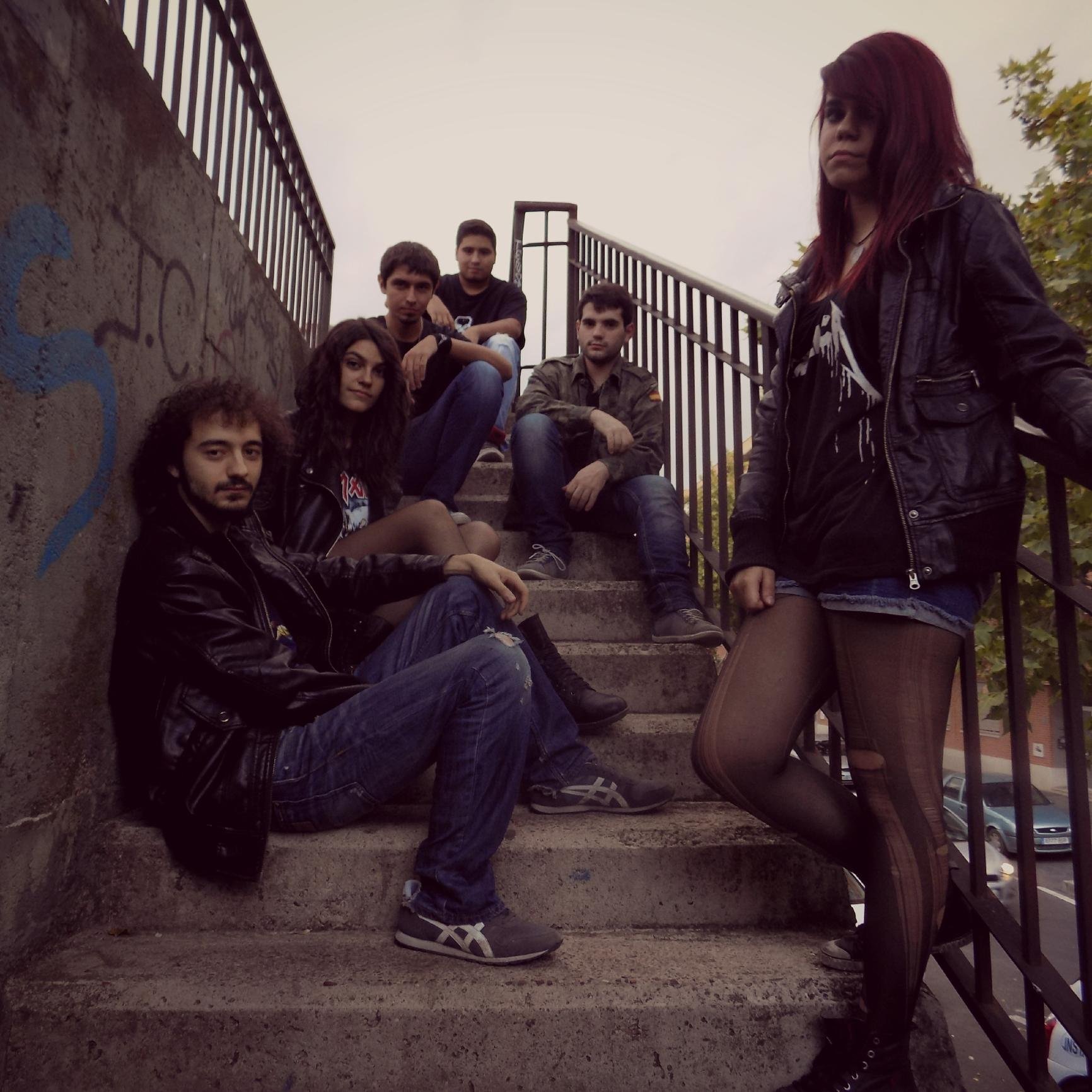 Grupo de Hard Rock, @ChopeFear (Batería), @SergioPerezM92 y @MargaretFlower8 (Guitarras), @_VamPetite (Vocalista) y @Carlos461998 (Teclados)