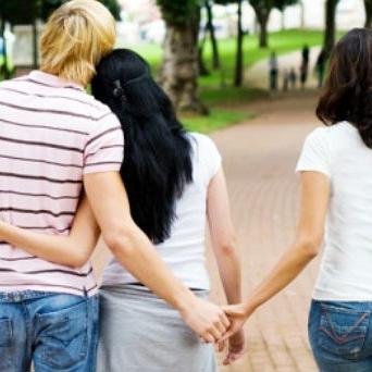Encuestas, anécdotas, experiencias, frases,  todo sobre los tios, consejos para ligar, lo que no debes hacer... .
Tambien miren mi blog http://t.co/XcHqJbruEN