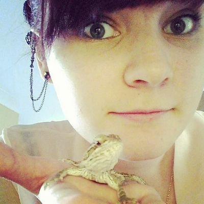 I'm Abbie...17... and I'm a sucker for brown eyes !!!