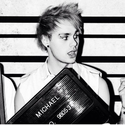 if you follow me go follow @4aussiesunshines