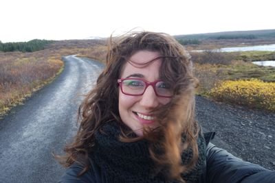 esehri's profile picture. istanbul'a ve sari kirmizi renklere asik. bir de bildiğin deli...