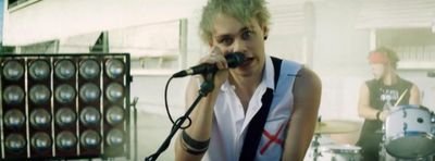 hii @5SECONDSOFWEEZY just gave you a free follow! mimd following her to help reach her goal??