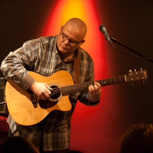 Guitariste fingerstyle, compositeur, soliste instrumental, à la guitare acoustique et au ukulélé. En concert pres de chez vous bientôt.